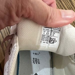 White converse men’s 6/women’s 8